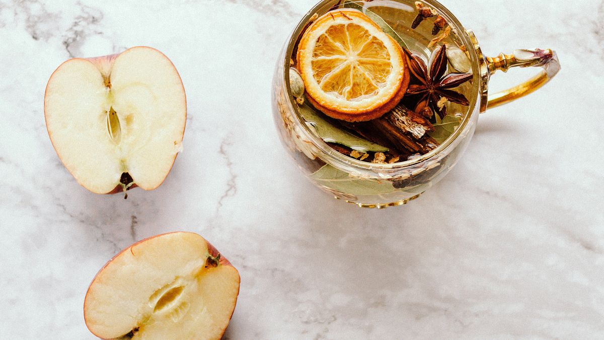 Do kompotu z jabłek możemy dodać rozgrzewające przyprawy, jak anyż czy kardamon