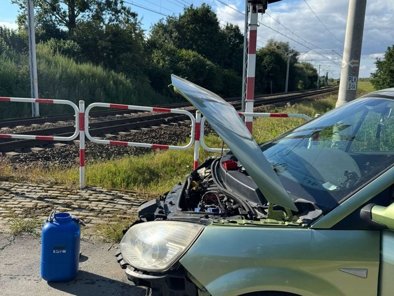 Śląskie: Kobieta wjechała w jadący pociąg. Urwało jej cały przód, ale i tak miała mnóstwo szczęścia