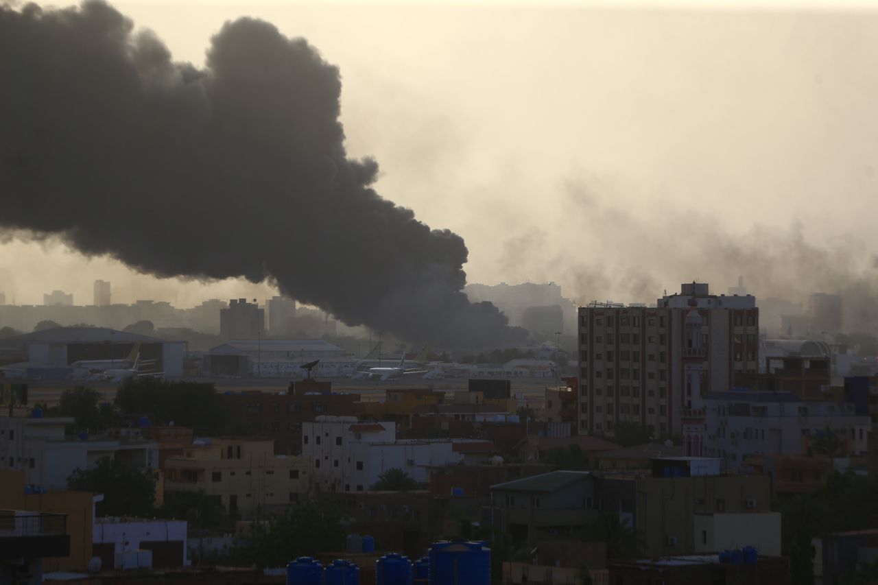Smoke over Khartoum in the initial phase of the war. Photo from April 16, 2023