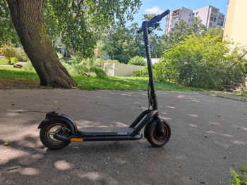 Na rowerze i hulajnodze w kasku. Minister chce zmian dla dzieci