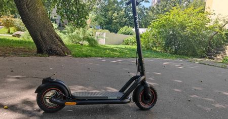Na rowerze i hulajnodze w kasku. Minister chce zmian dla dzieci