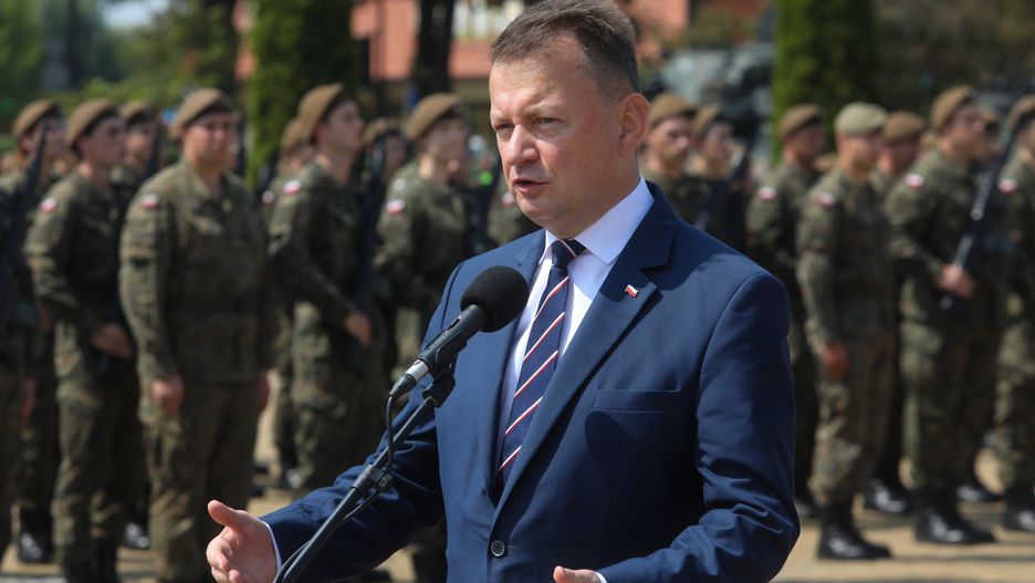 Ełk, 23.07.2022. Wicepremier, minister obrony narodowej Mariusz Błaszczak podczas uroczystej przysięgi wojskowej żołnierzy 4. Warmińsko-Mazurskiej Brygady Obrony Terytorialnej na pl. Jana Pawła II w Ełku, 23 bm. (amb) PAP/Artur Reszko
