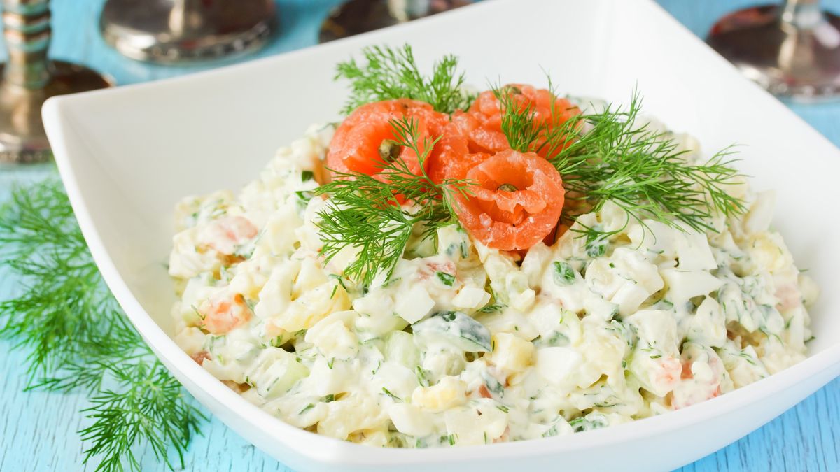 Sałatka świąteczna z łososiem