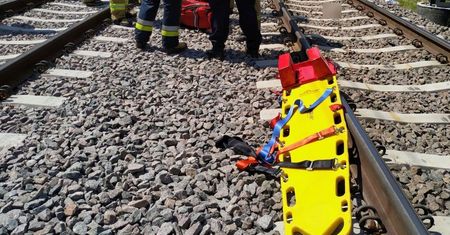 Tragedia na dworcu PKP. Młody mężczyzna wszedł na wagon, dotknął sieci trakcyjnej