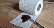 Wysyp łyżkę kawy na papier toaletowy i zostaw przy oknie. Oto hit