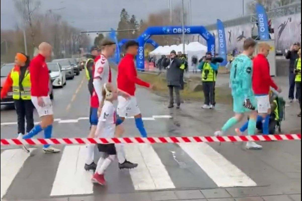 Zamykają ulicę, bo idą piłkarze. Jedyny taki stadion na świecie