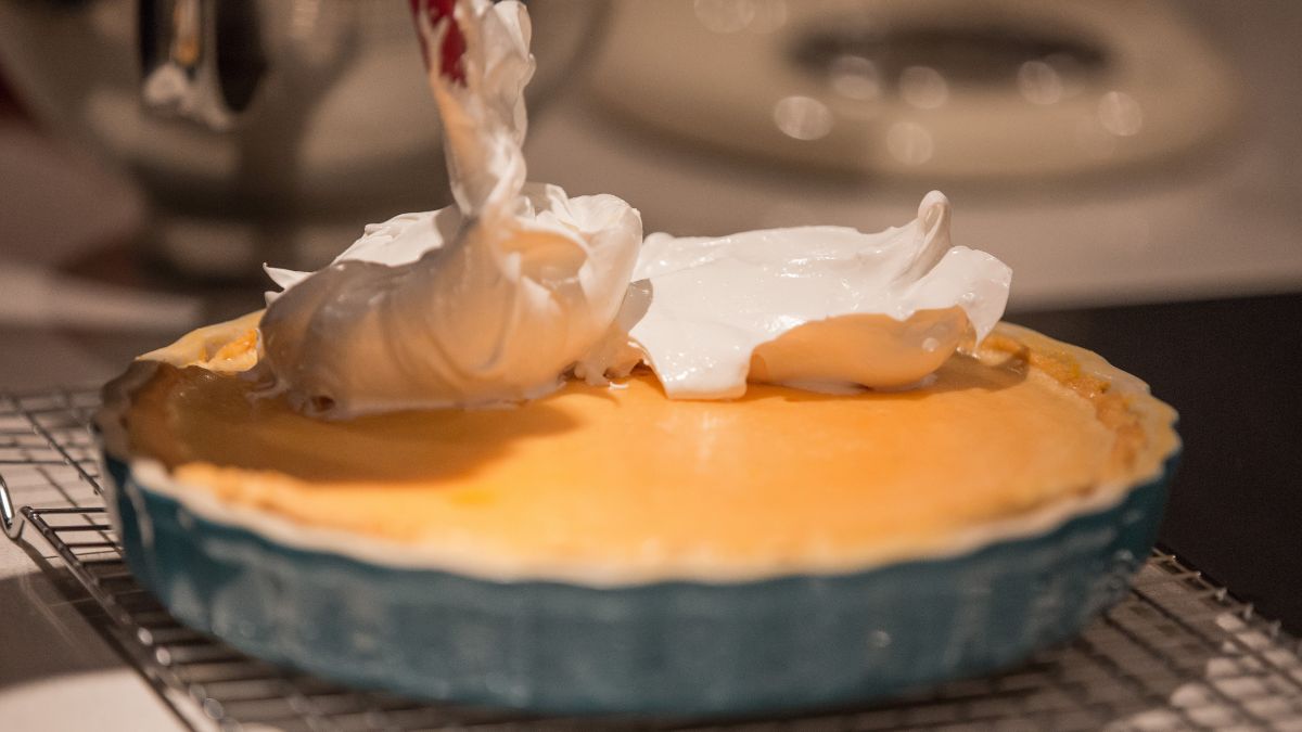 Wypróbuj sernik z bezą włoską. Nie pożałujesz.