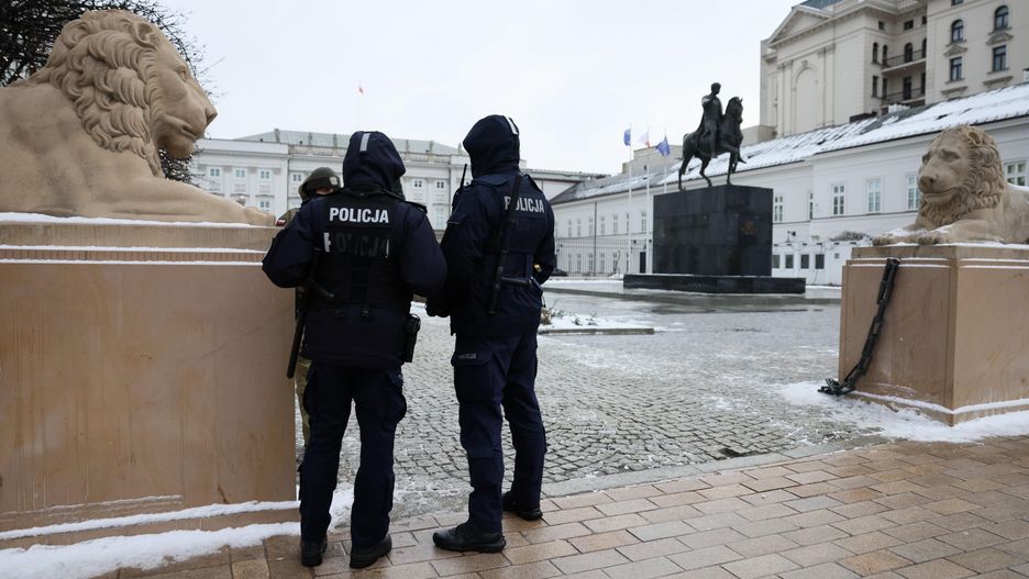 Policja pod Pałacem Prezydenckim.