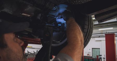 Mechanicy ostrzegają: nie rób tego sam. Więcej stracisz niż zyskasz
