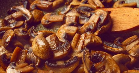 Posyp pieczarki przed końcem smażenia. Będą chrupiące i bardziej aromatyczne niż borowiki