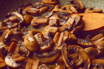 Posyp pieczarki przed końcem smażenia. Będą chrupiące i bardziej aromatyczne niż borowiki