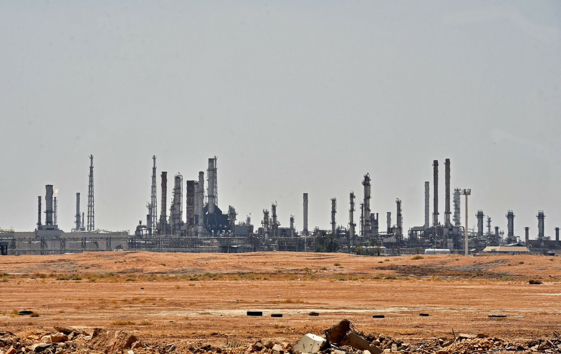 arch36TOPSHOT - A picture taken on September 15, 2019 shows an Aramco oil facility near al-Khurj area, just south of the Saudi capital Riyadh. - Saudi Arabia raced today to restart operations at oil plants hit by drone attacks which slashed its production by half, as Iran dismissed US claims it was behind the assault. The Tehran-backed Huthi rebels in neighbouring Yemen, where a Saudi-led coalition is bogged down in a five-year war, have claimed thi weekend's strikes on two plants owned by state giant Aramco in eastern Saudi Arabia. (Photo by FAYEZ NURELDINE / AFP)FAYEZ NURELDINE