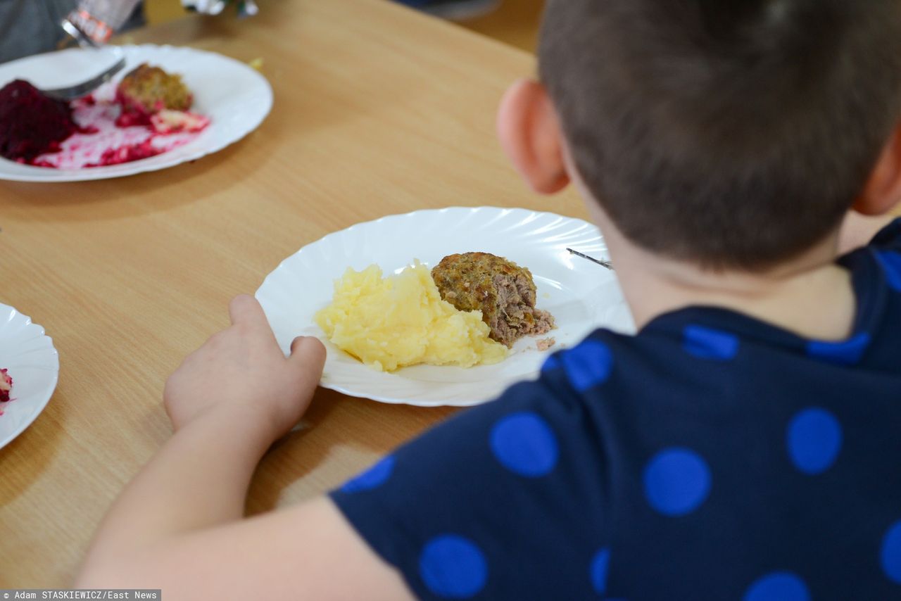 Co z darmowymi obiadami w szkołach? Zastępcza pomoc nie zawsze jest dostępna