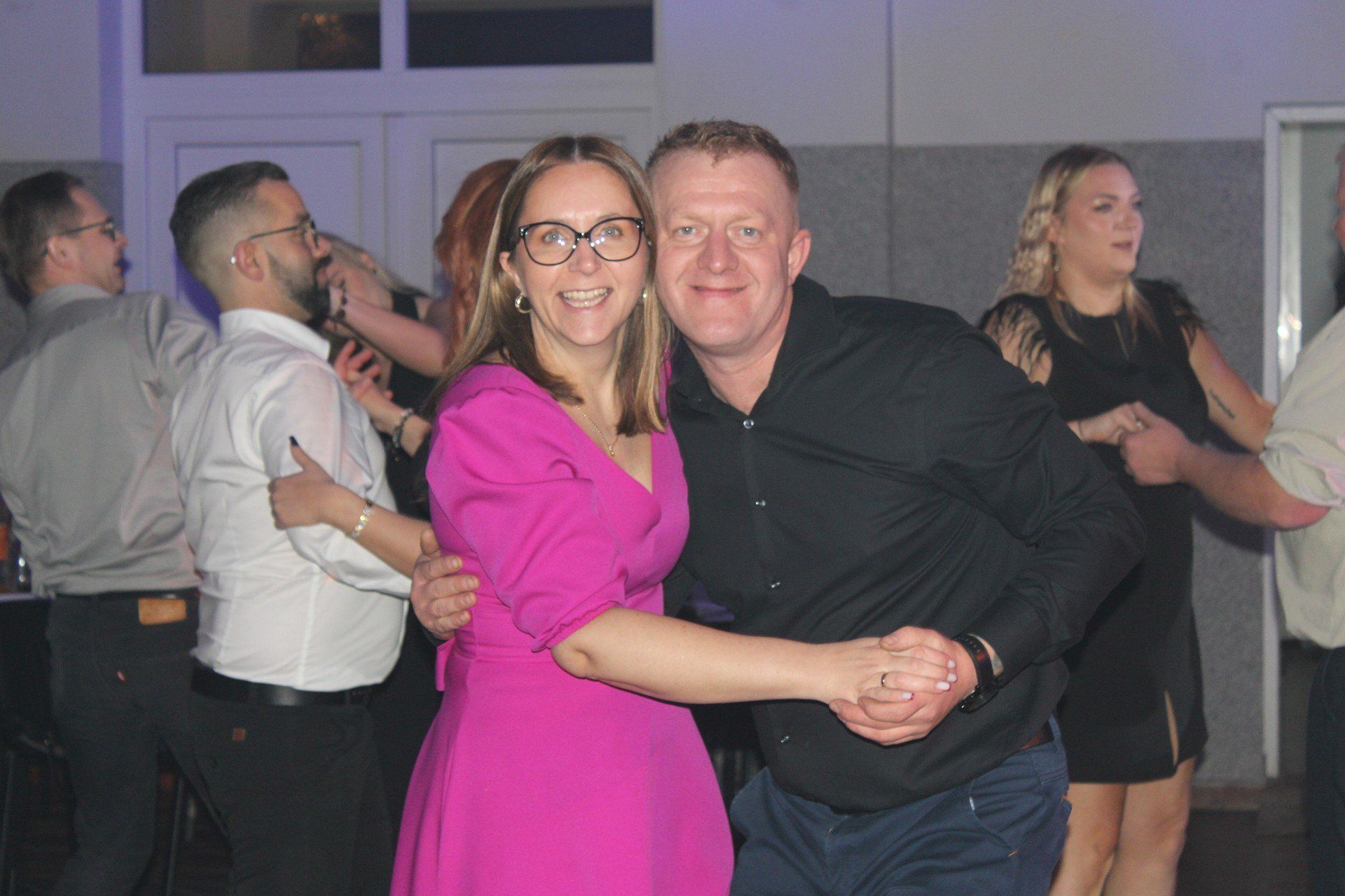 Parkiet wypełnił się po brzegi.