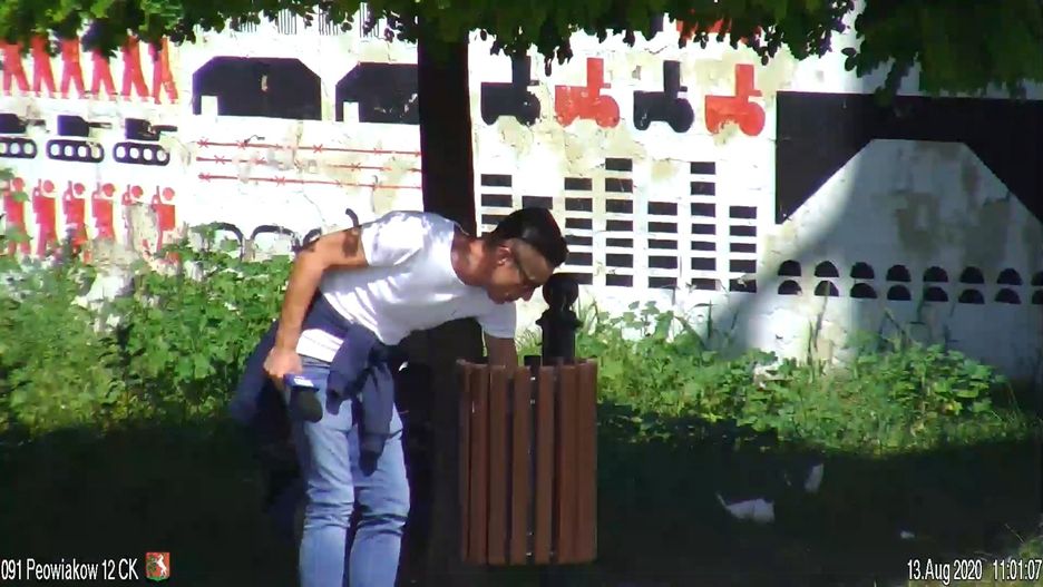 Reporter TVP przyłapany na zaśmiecaniu Lublina