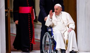 Papież Franciszek na wózku inwalidzkim. Problemy z kolanem coraz poważniejsze