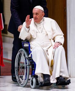 Papież Franciszek na wózku inwalidzkim. Problemy z kolanem coraz poważniejsze