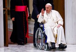 Papież Franciszek na wózku inwalidzkim. Problemy z kolanem coraz poważniejsze