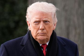 Biały Dom grozi pozwem CBS News. W tle wywiad z Donaldem Trumpem