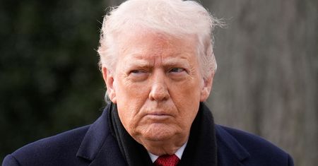 Biały Dom grozi pozwem CBS News. W tle wywiad z Donaldem Trumpem