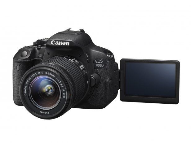 Canon EOS 700D z nowym obiektywem 18-55mm f/3.5-5.6 IS z cichym silnikiem STM