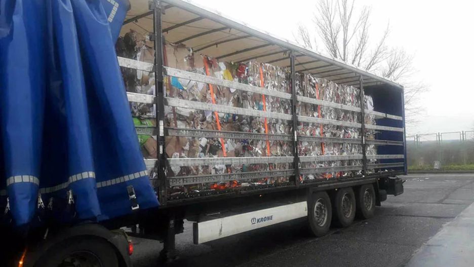 Na naczepie znajdowały się nie tylko papier i tektura, ale także gąbka do wypełnień, folia, opakowania po lekach, butelki plastikowe i styropian, a nawet rura od odkurzacza