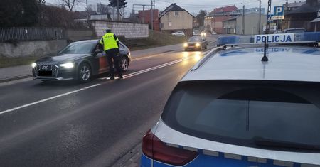 Zaoferował łapówkę policjantom. Może trafić za kratki na 10 lat
