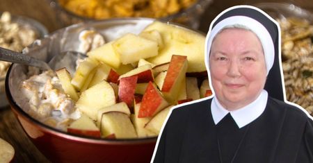 Siostra Anastazja z jabłek robi cud surówkę. Zamiast cukru, dosypuje inne słodkości