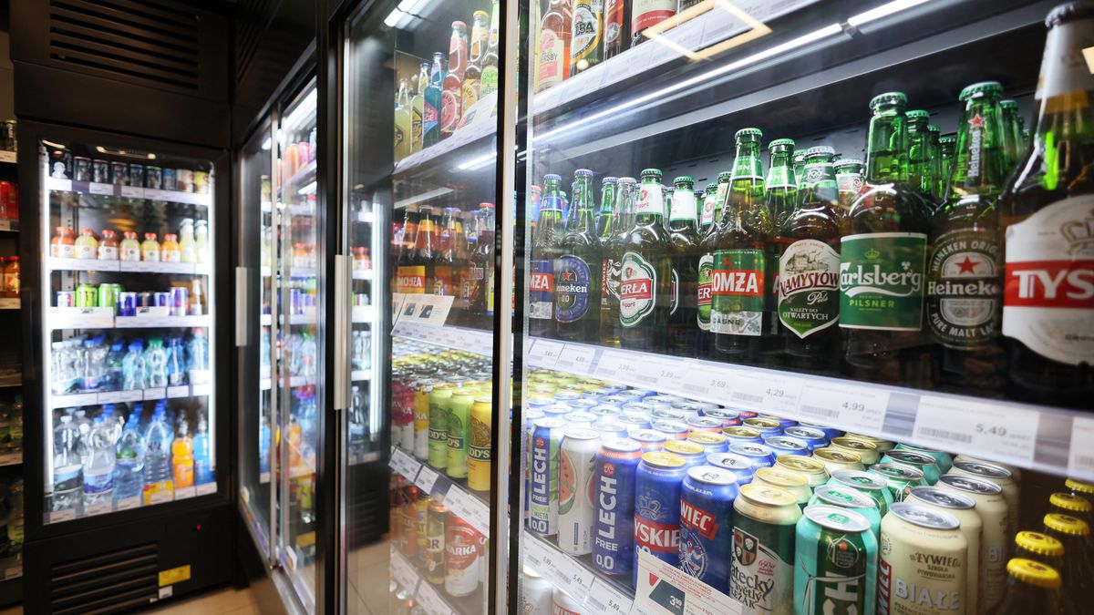 stacja paliw Orlen
Warszawa, 18.03.2022. Sprzeda� produkt�w pozapaliwowych na stacji paliw Orlen w stolicy, 18 bm. (ls/doro) PAP/Leszek Szyma�ski
Leszek Szyma�ski
asortyment, benzyna, benzynowa, handel, paliwo, PKN Orlen, stacja, zakupy, alkohol, alkoholowe, napoje, piwo, sprzeda�