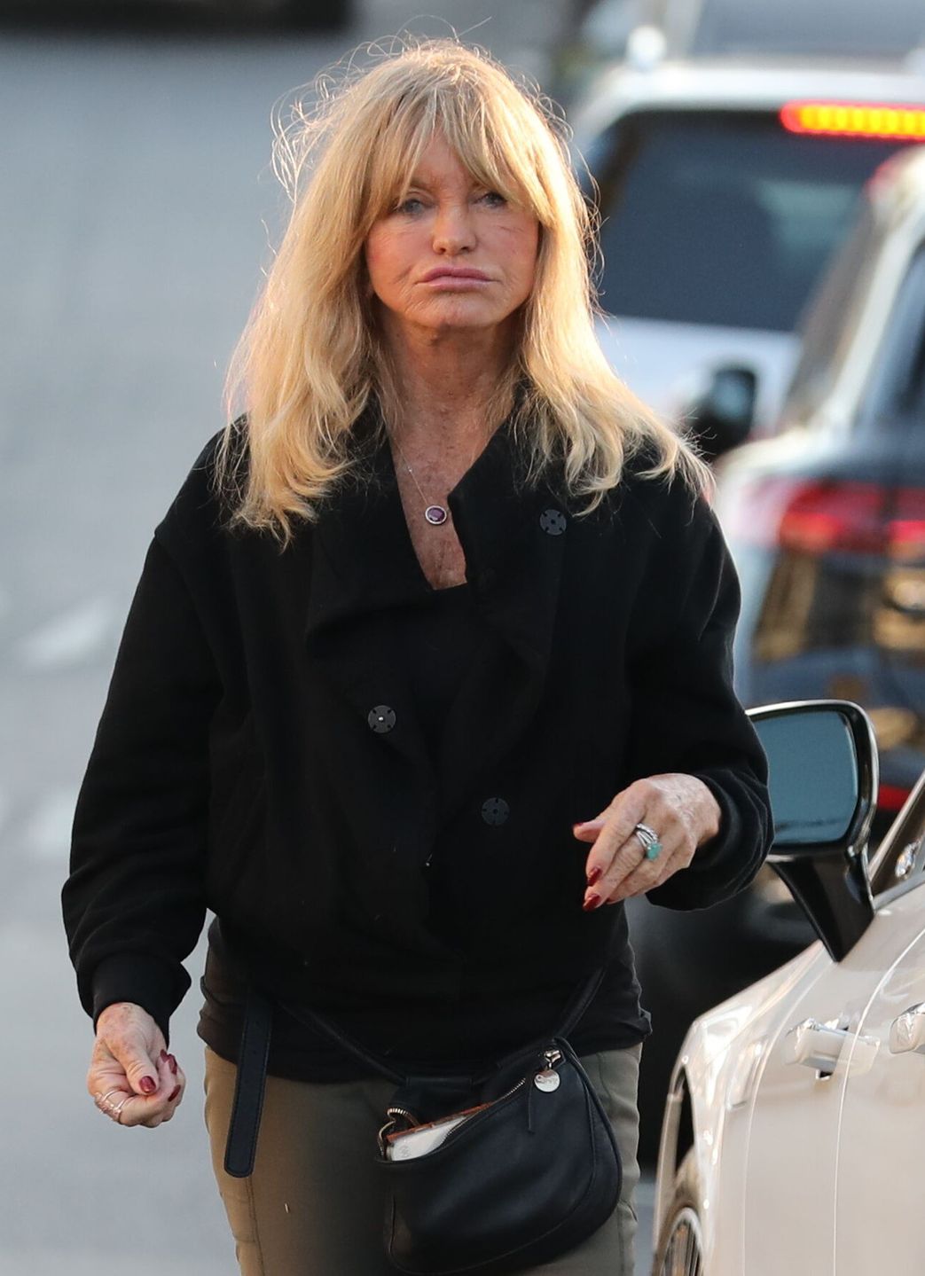 78-letnia Goldie Hawn stroi miny podczas spaceru w Los Angeles