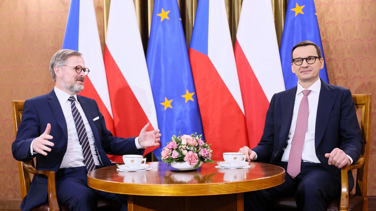 Warszawa, 29.04.2022. Premier RP Mateusz Morawiecki (P) i premier Republiki Czeskiej Petr Fiala (L) podczas spotkania w KPRM w Warszawie, 29 bm. Tematem rozmów polityków będą stosunki dwustronne oraz aktualna sytuacja w Ukrainie. (mr) PAP/Leszek Szymański