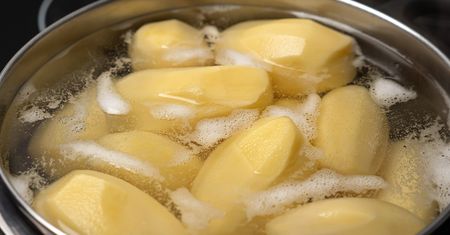 Dodaj dwie łyżki do gotujących się ziemniaków. Nie ściemnieją i nie rozpadną się