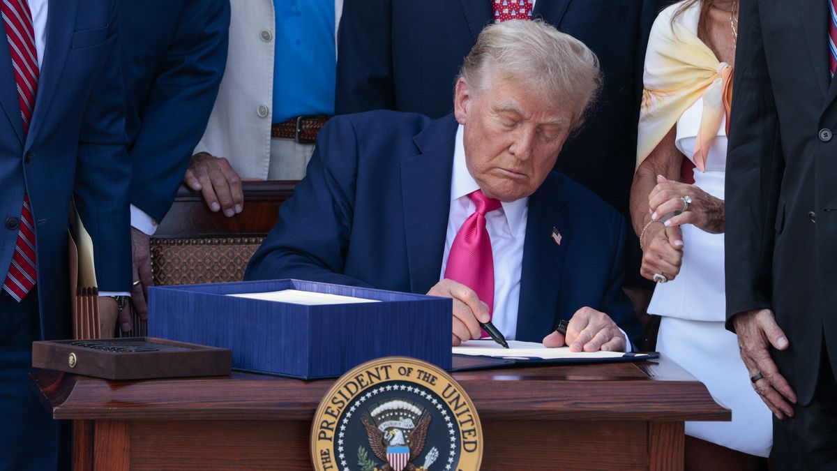 US President Donald J. Trump, with lawmakers, signs his 'Big Beautiful Bill' into law during the Independence Day Military Family Picnic on the South Lawn of the White House in Washington, DC, USA 04 July 2025. The Independence Day festivities also include President Trump signing his 'Big Beautiful Bill' into law, military flyovers and the annual fireworks display on the National Mall. EPA/SHAWN THEW Dostawca: PAP/EPA.