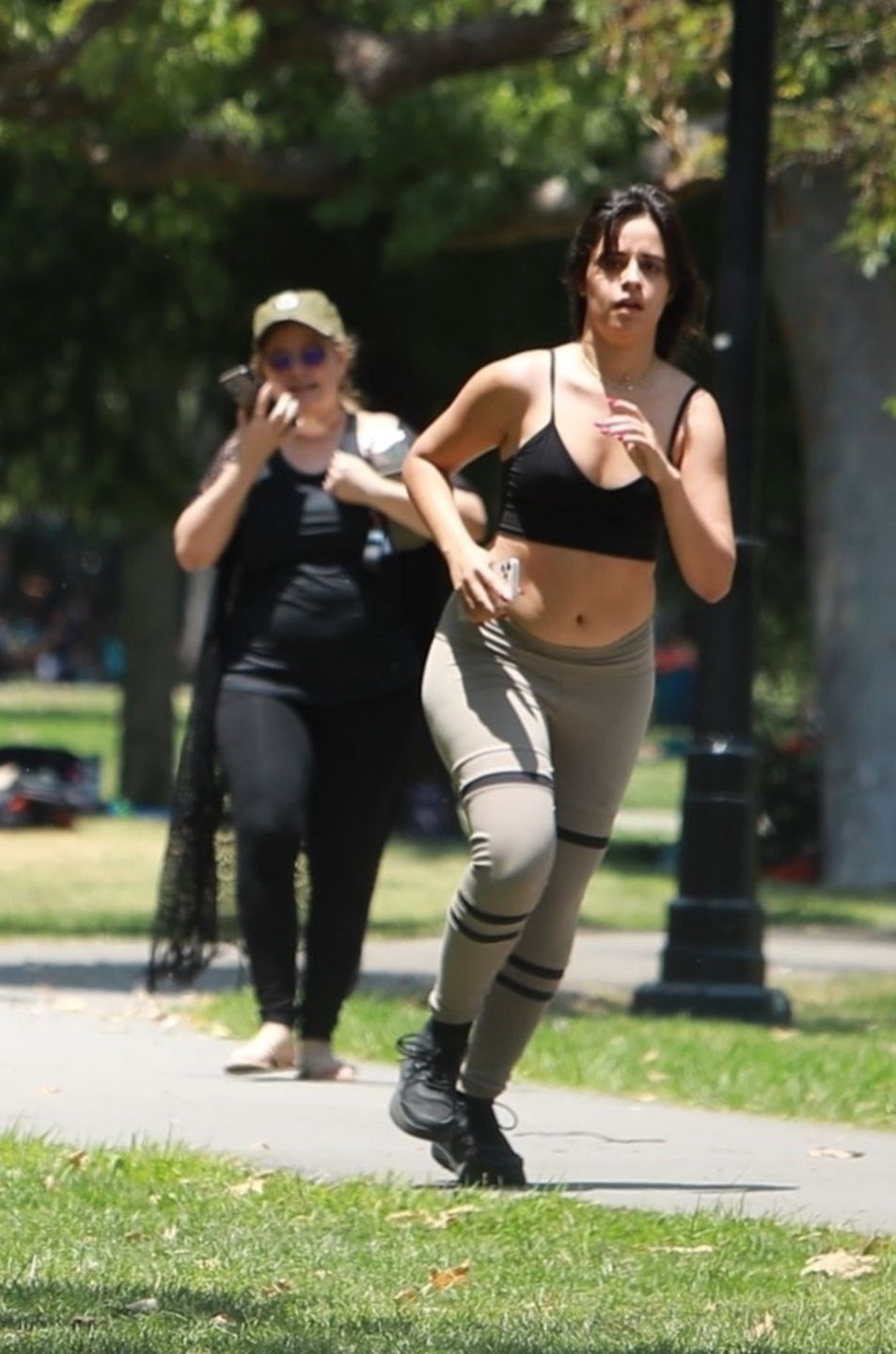 Camila Cabello biega po parku