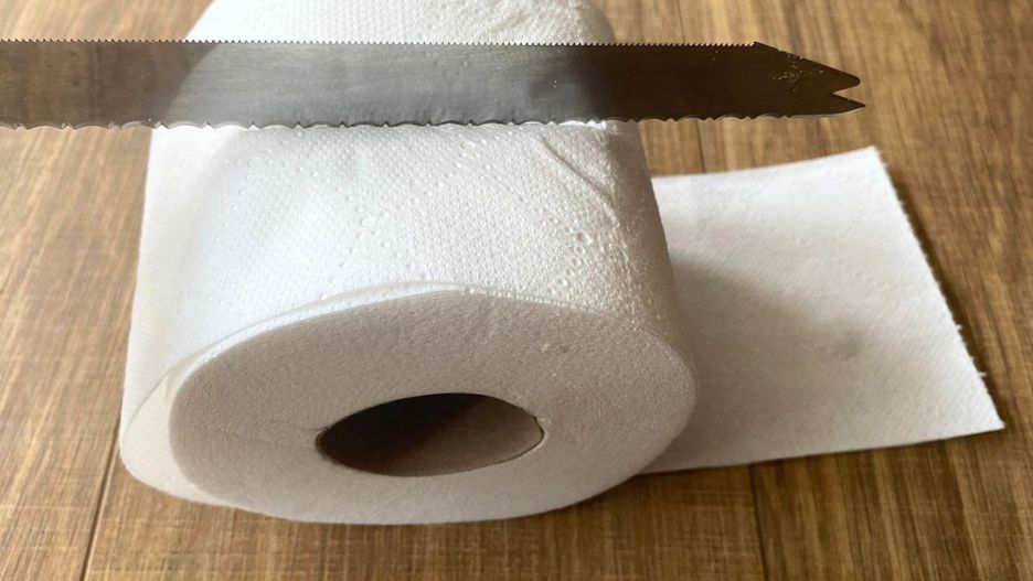 Przetnij na pół rolkę papieru toaletowego