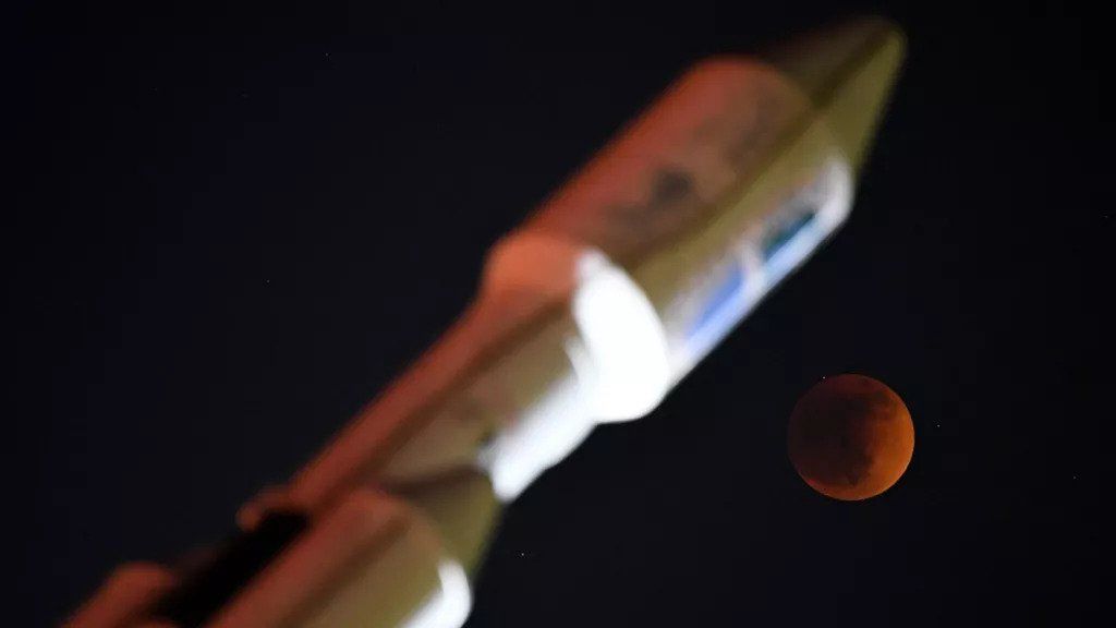Zaćmienie widoczne na tle pomnika rakiety Falcon firmy SpaceX w Hawthorne w Kalifornii