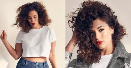 Kręcona fryzura Ashley Graham zachęca do zakupu odzieży