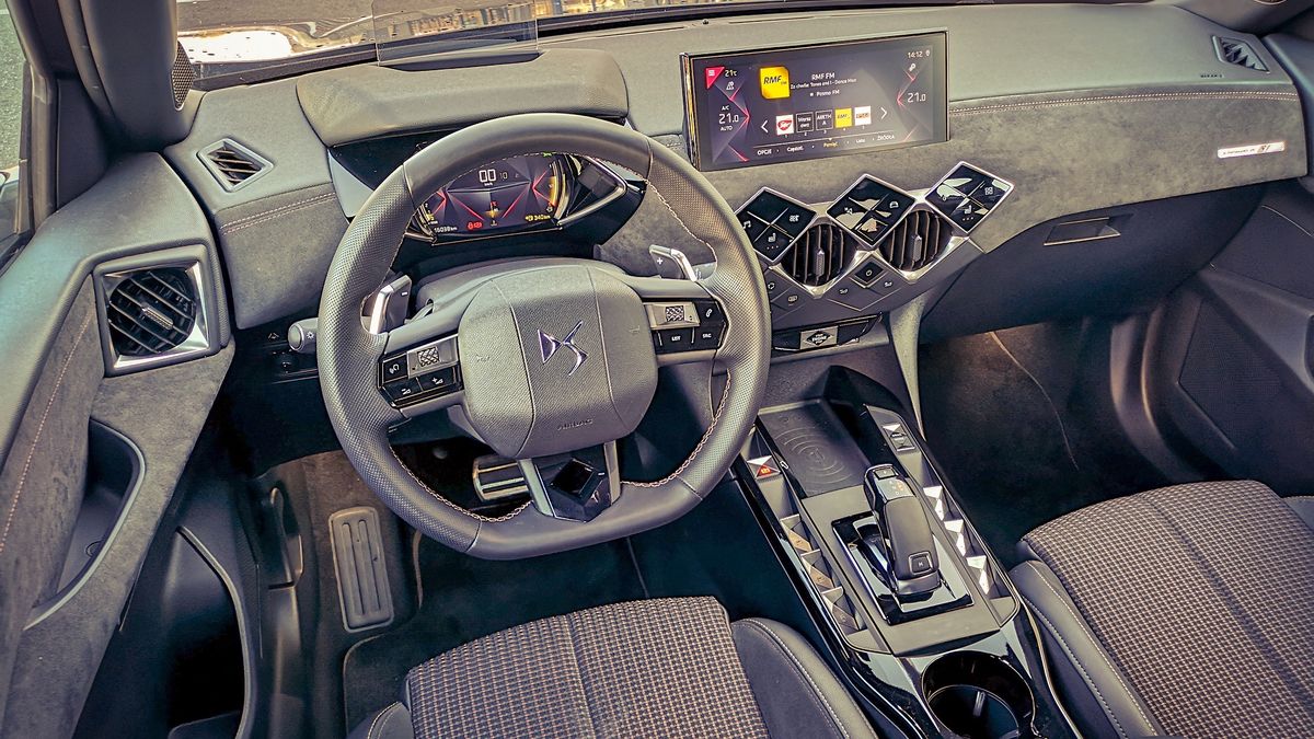 DS 3 Crossback: Rzut oka na system info-rozrywki, systemy wsparcia i bezpieczeństwa 1