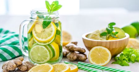 Przepis na wodę z miętą, cytryną i imbirem. Idealna na upalną pogodę