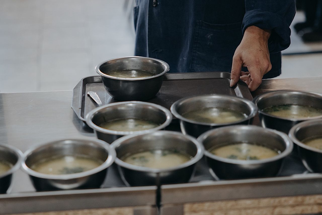 Każda porcja ma określoną kaloryczność. Dziennie nie mniej niż 3000 kcal