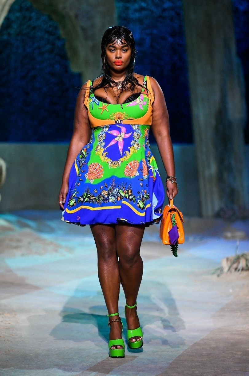 Modelki plus size po raz pierwszy na pokazie Versace - Precious Lee