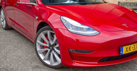 Tesla ma problem z 362 tys. aut. Systemy autonomicznej jazdy mogą doprowadzić do wypadku