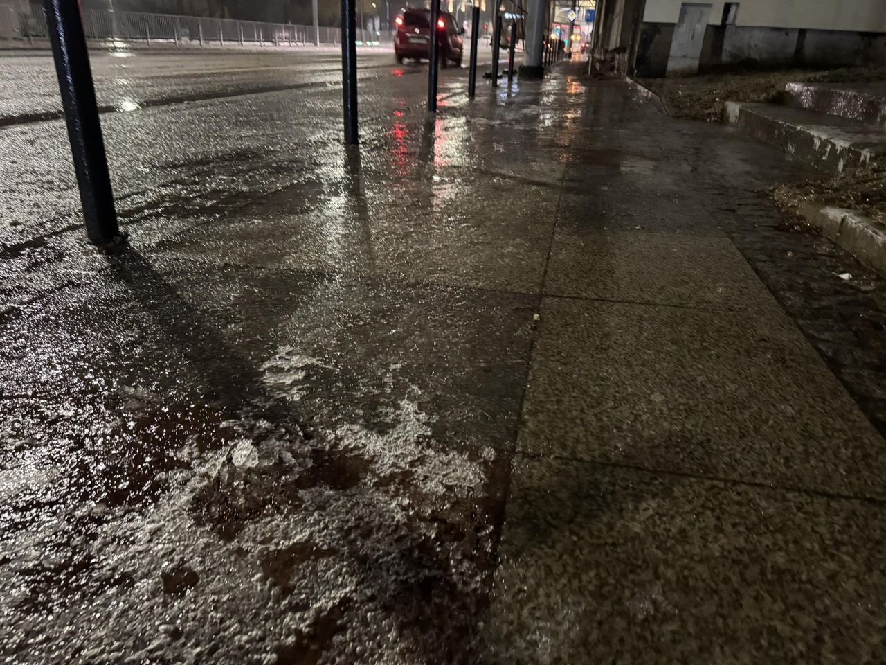 "Łyżwy zamiast butów" – Poznań i zachodnia Polska toną w gołoledzi. Szpitale w oblężeniu, ponad 230 kolizji od północy