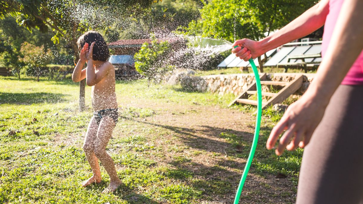 Polewanie się wodą z węża ogrodowego w upały jest niebezpieczne