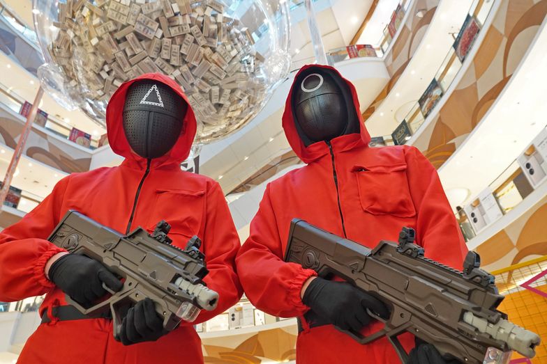 YANTAI, CHINA - NOVEMBER 13 2021: Workers dressed like characters in the Netflix series Squid Game pose to entertain visitors in a shopping mall in Yantai city in east China&#039;s Shandong province Saturday, Nov. 13, 2021. (Photo credit should read Feature China/Barcroft Media via Getty Images)