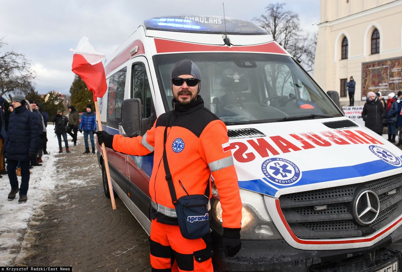 Przekonuje, że pandemii nie ma. Jest ratownikiem medycznym 