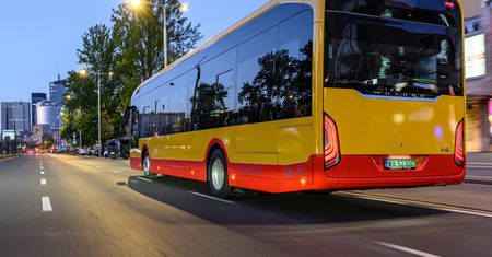 Koszmarny wypadek w Warszawie. 16-latka wciągnięta pod autobus