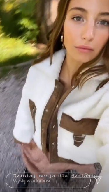 Julia Wieniawa na sesji zdjęciowej pozuje w futerku w upale