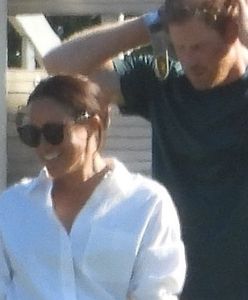 Meghan z szerokim uśmiechem. A Harry? "Przyłapali" ich paparazzi