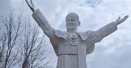 Największy na świecie. Pomnik Jana Pawła II popada w ruinę